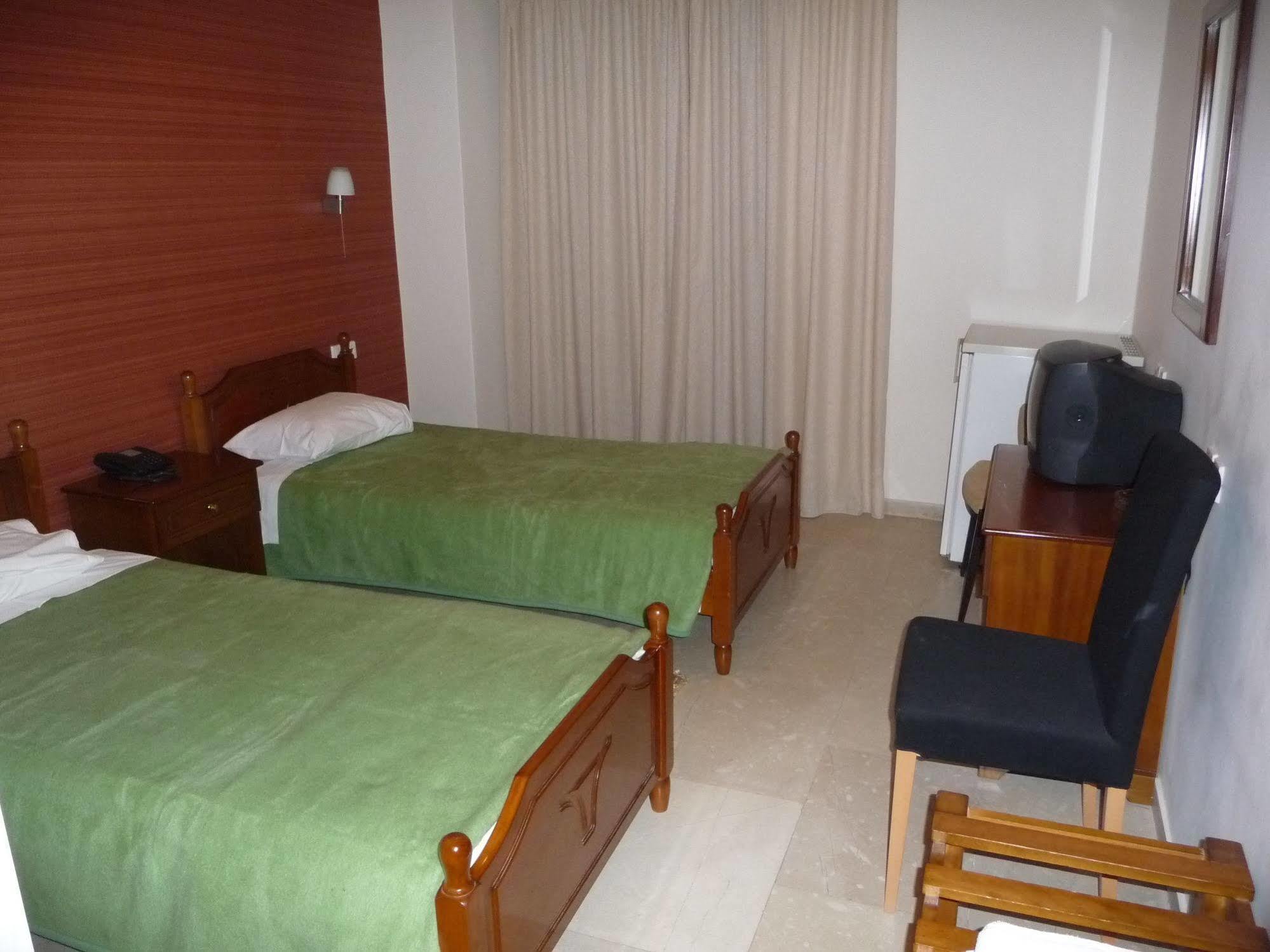 קלמאטה Hotel Flisvos מראה חיצוני תמונה